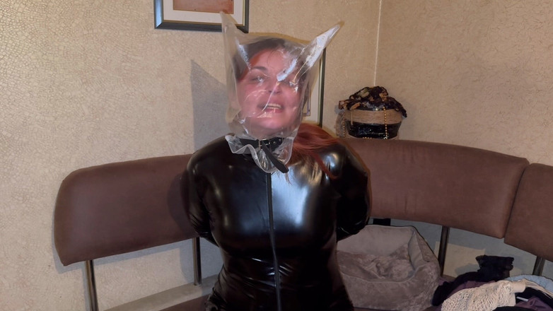 Elena917: Ngobrol pakai kantong plastik, lateks dan borgol