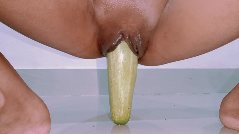 Naina252: Naina destrói sua buceta molhada com pepino