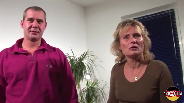 123XXX - 100% Amateurs: Geile milf vindt het heerlijk als er twee pikken in...