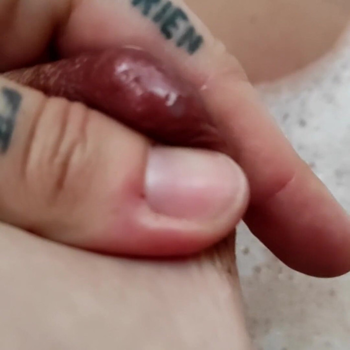 MilkyNippleMilf: Tetovaná švýcarská milfka si dojí bradavku (první kapky)