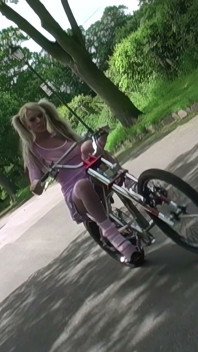 Blonde milf spermaslet Antonia Deona in hardcore trio met grote blanke pik