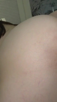 Une beauté du salon réservé aux membres révèle son vrai soi dans une séquence privée rare remplie de tentations
