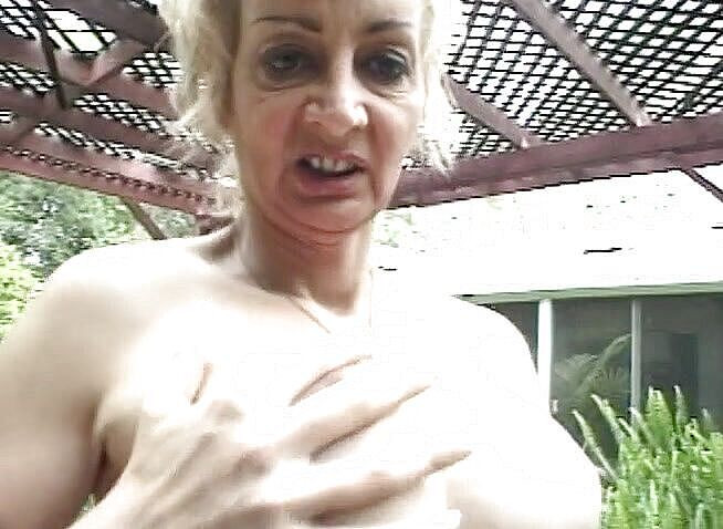 Chicks with Dix: 成熟したニューハーフは厚いコックが大好き