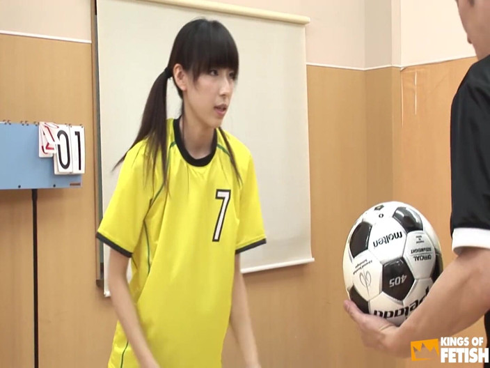 Pure Japanese adult video ( JAV): Menina japonesa do futebol chupa dois homens na frente de...