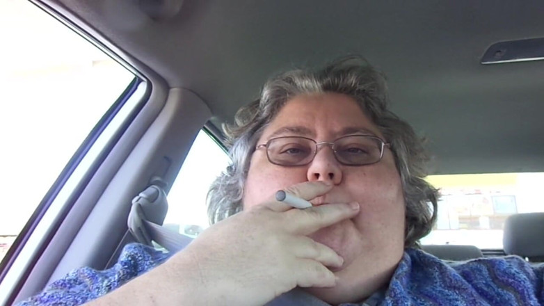 BBW nurse Vicki adventures with friends: Enfermeira Vicki SSBBW fumando no carro