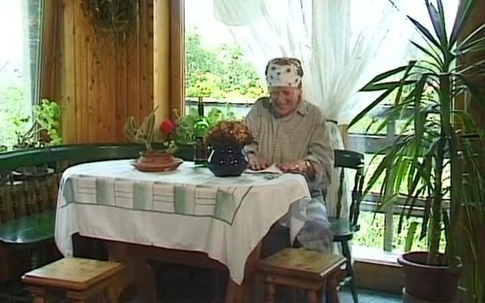 Deutsche Frauen: Nenek jerman yang lagi sange di-gangbang di luar ruangan