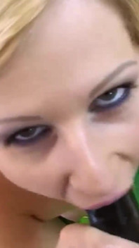 Bionda si fa sditalinare e leccare la figa in pov