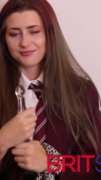 Shiloh inglese di 18 anni dà istruzioni per sborrare in uniforme