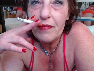 Dawnskye: 815 Kızıl saçlı Amerikalı sexalicious Dawnskye&#039;den sigara içiyor ve azdırıyor