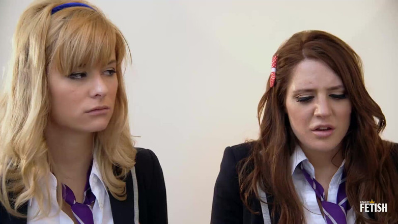 Family Role Playing: Le ragazze del college riparano il loro errore scopando il...