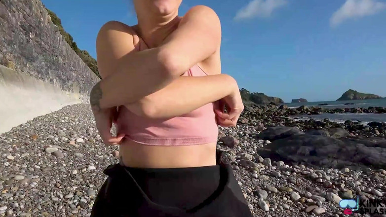 UKCuteGirl Lucy Lauren: Suka z kombinezonu drwi z ciebie za zamrażanie piłek