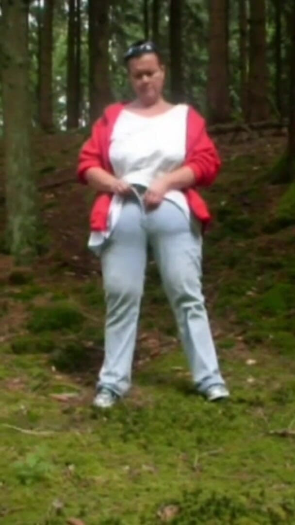 Sex hub couple: Jen Is Pissing in the Forest