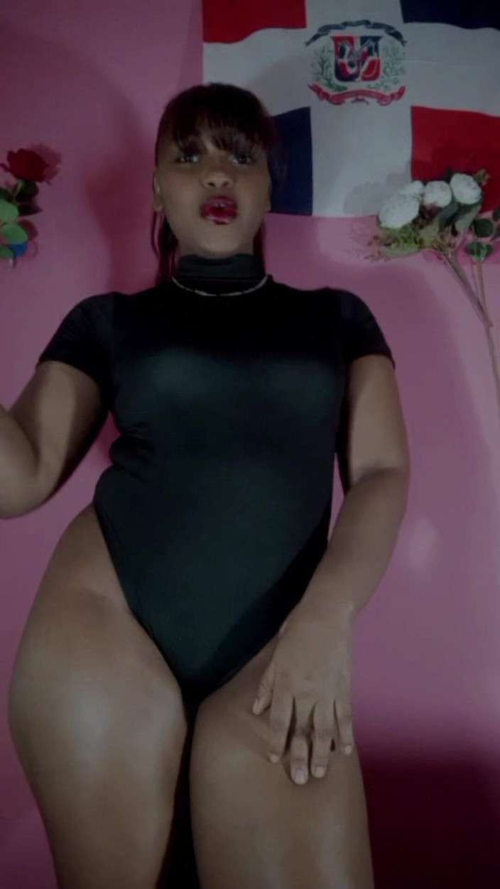 Delicious open butt: Stasera i miei vestiti sono così stretti che riesco a...