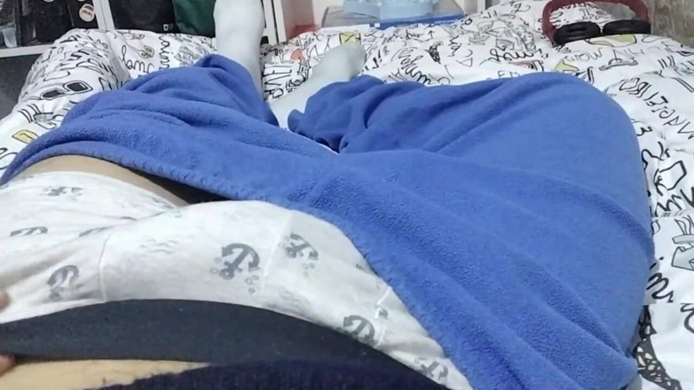 qaz11: Masturbación con la mano en cam-380