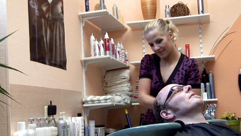 German amateur - 100% German hardcore videos: Donna bionda scopa un tipo sulle scale