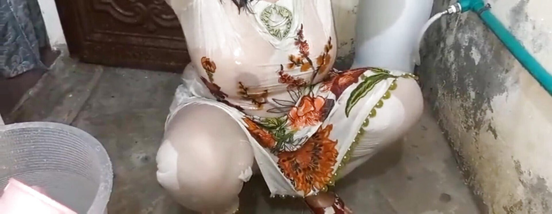 Cute couple: 德西家庭主妇在浴室洗澡