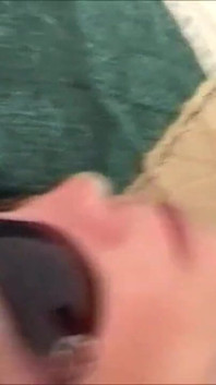Si matang seksi dapat pancutan hangat di mukanya