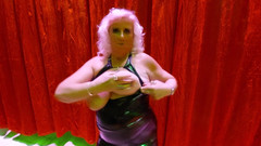 PureVicky66: Nonna arrapata in abito di pelle nero sexy mostra le...
