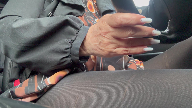 Step Mommy: Mama vitregă elegantă conduce la birou purtând colanți și o rochie...