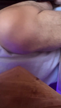 Nadržený starý tlustý muž stříká hands free největší břicho
