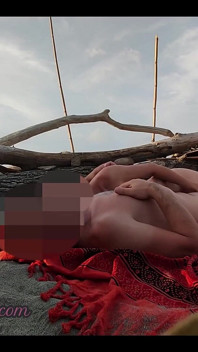 Teman wanita melancap zakar saya di pantai bogel di hadapan ramai orang asing - Misscreamy