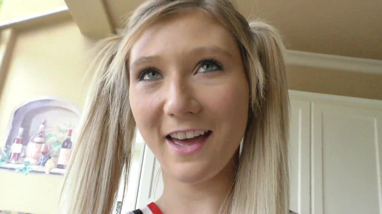 Perv Milfs n Teens: April Aniston bebe semen de su polla como si fuera...