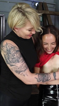 Sklavin mila ist ein tränenreiches bastinado-training mit herrin Baton