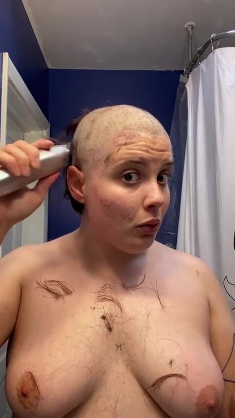Adama Daat: Curvă fără păr: complet cheală și fără vizuină cu un fetiș...