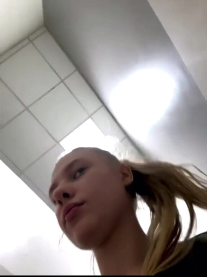 JuiceLussie: Đụ điên cuồng thủ dâm trong phòng thay đồ