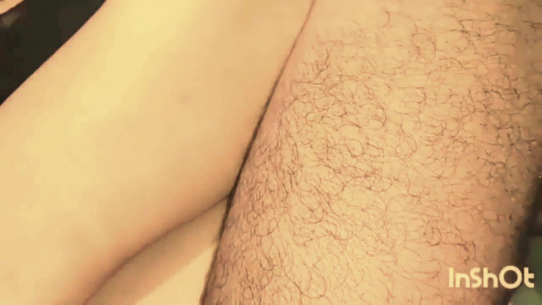 Village studio: 我可爱的继妹邀请我做爱,当时她一个人在她的卧室里