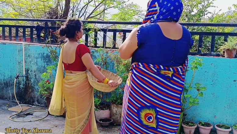 Hotty Jiya Sharmaa: Seks threesome terlarang sesama keluarga india, ibu mertua dan ibu...