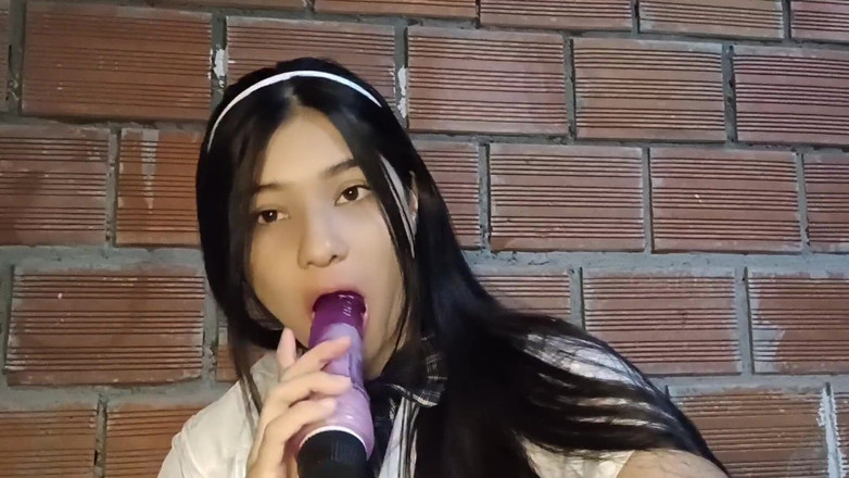 Yuli and tony: 一个苗条的18岁女学生的不同姿势！