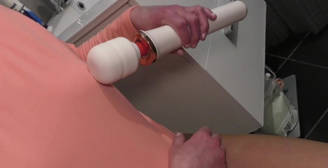 Aqua Pola: V punčochách a vysokých podpatcích v koupelně mi masíruje nohy...