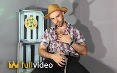 털이 무성한 자지를 대고 커밍하는 카우보이 - Louis Ferdinando (풀영상)