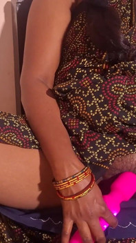 Cachonda India MILF Provoca Hijastro Con Vibrador Y Pide Su Polla