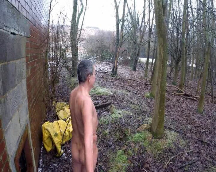 Andy: Punheta em um dia molhado e frio
