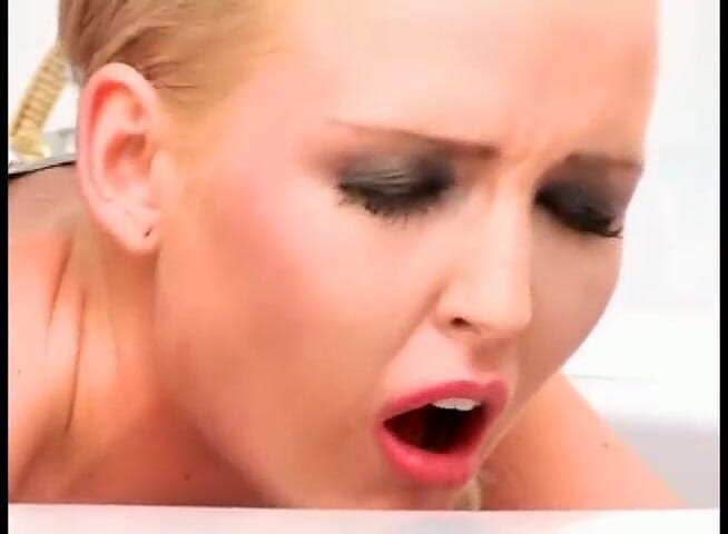 Fetish Desire: Feticcio bionda in pelle viene sbattuta in una vasca da...