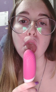 RavenHearth666VIP: Mijn vibrator zuigen na gebruik ervan met veel speeksel