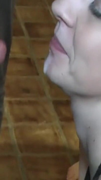 아마추어 부카케 파티 - 정액에 흠뻑 젖은 금발 걸레