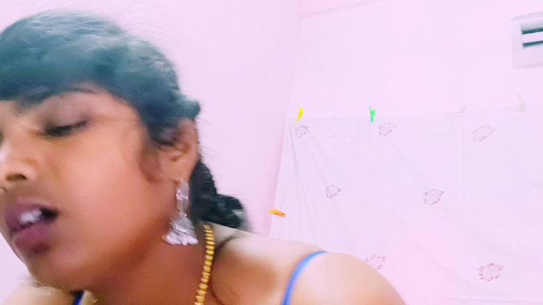 Telugu honey lips: Pembicaraan kotor ibu rumah tangga yang cantik menjilati memek telugu.