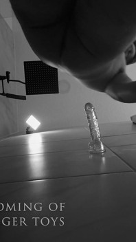 Un homme marié s’amuse avec un gode dans le teaser de la douche