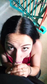 Blowjob berisiko di tangga