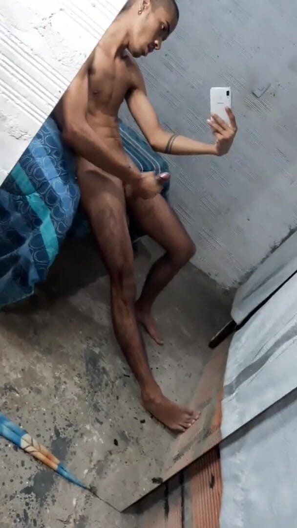 vergar4_daviid: Mladý muž je nadržený při svlékání před zrcadlem