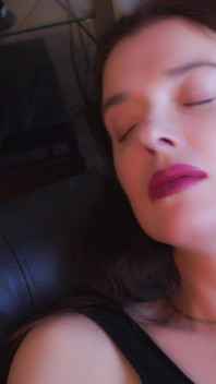 Rebeccaxhot masturbuje se třemi svíčkami