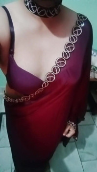Indischer transvestiert gaurisissy fühlt sich geil in Lila sari, schaut und fickt wie eine hausfrau
