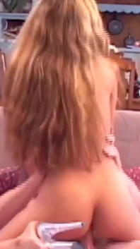 Une fille se rend chez un vieux pour une super baise