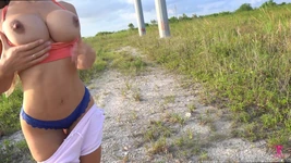 健身模特布里安娜月亮与泰迪塔兰蒂诺户外发生性关系