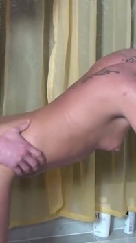Dövmeli kızıl saçlı orta yaşlı seksi kadın amcık sikişiyor