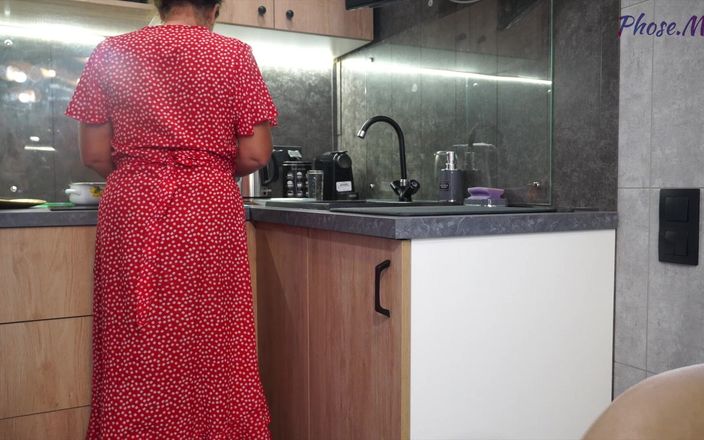 Pantyhose me porn videos: Mogen matlagning i köket får sin klänning uppdragen och slangen...