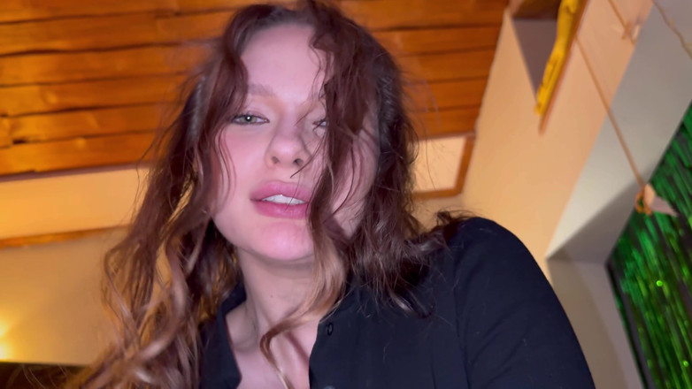 Alexa Poshspicy: POV : sa demi-sœur perd son cul aux cartes. Sur un...